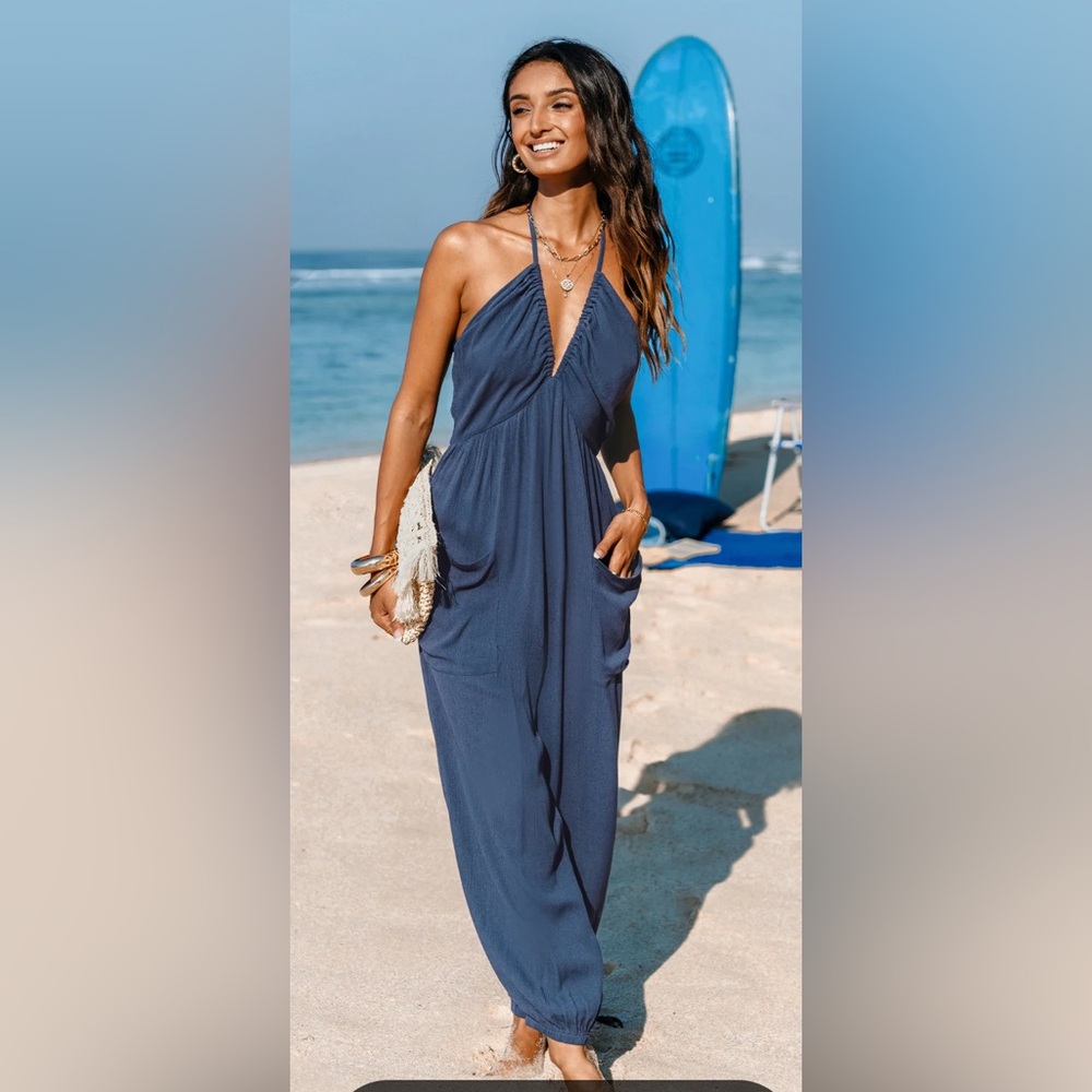 Cupshe Plunge Halter Jogger Jumpsuit - Picture 4 of 14